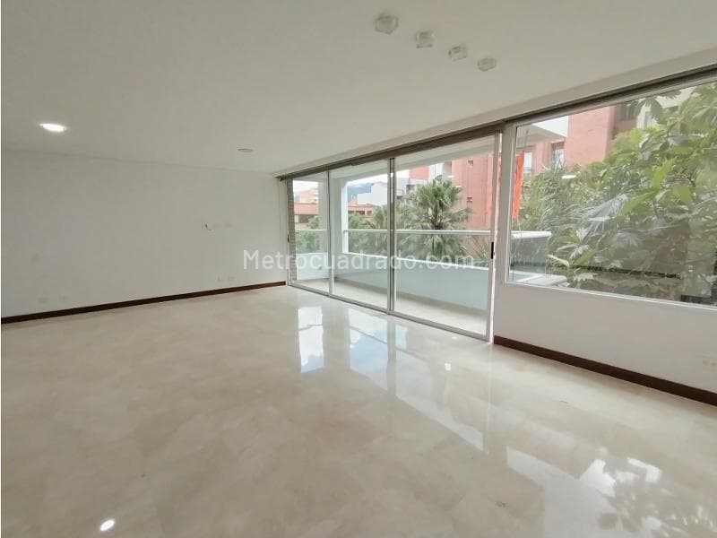 Comparable property photo: Laureles · 128 m² · 3 BR · 4 baths